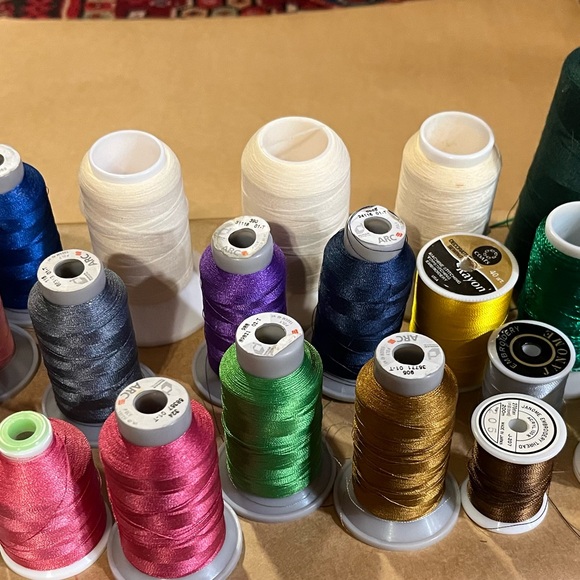 Embroidery thread: 29 new: 21 1000m, 5 300m, 3 200m. 23 opened/used. - Picture 7 of 7